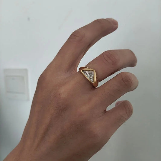 Anello triangolare con zircone dorato