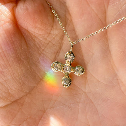 Collana con croce floreale in zircone