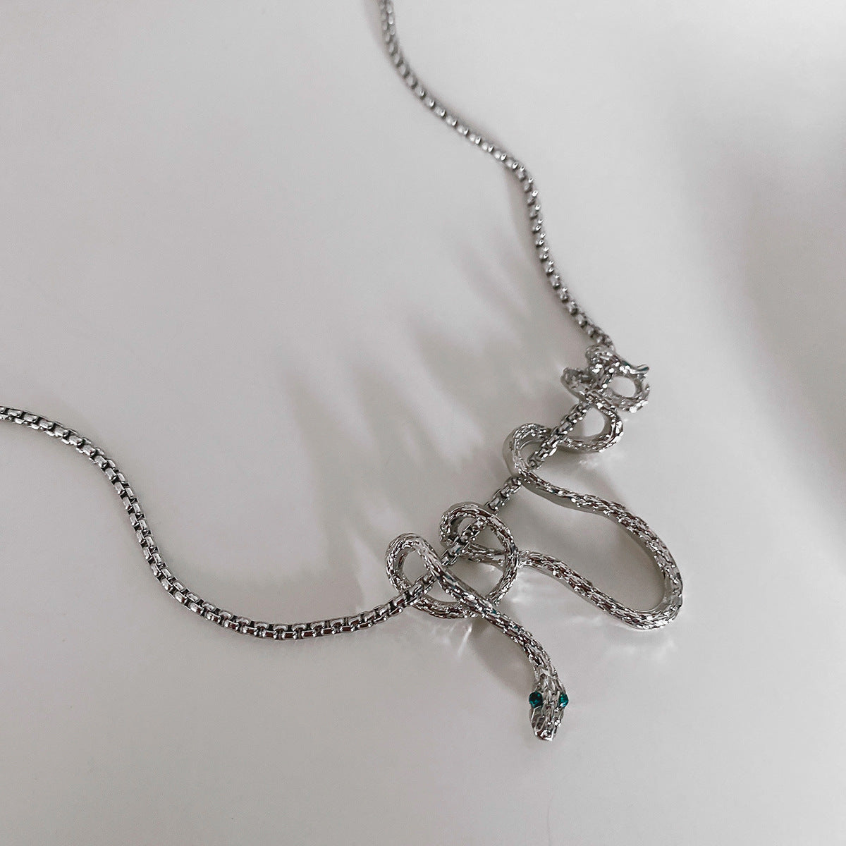 Collana con ciondolo serpente