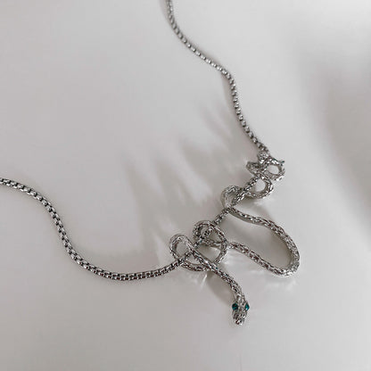 Collana con ciondolo serpente
