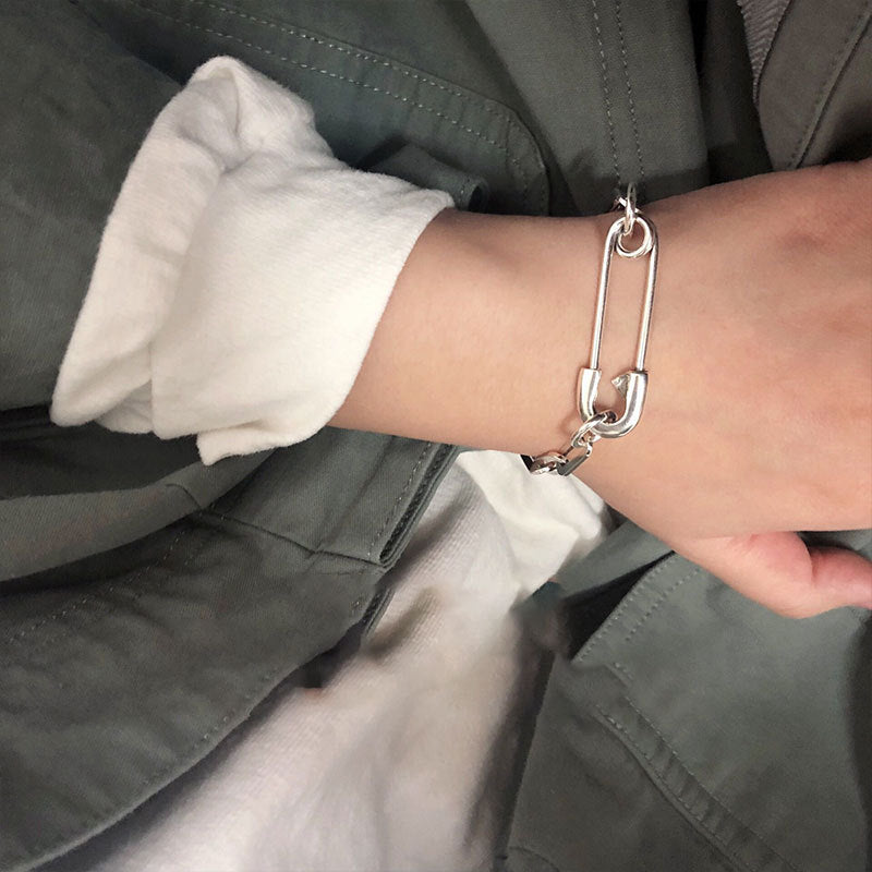 Bracciale geometrico con spilla
