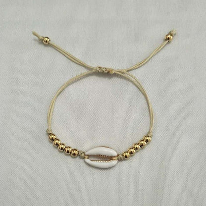 Braccialetto intrecciato con perle e conchiglie