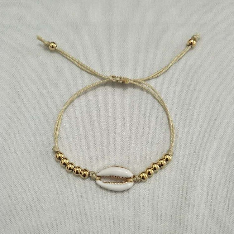 Braccialetto intrecciato con perle e conchiglie
