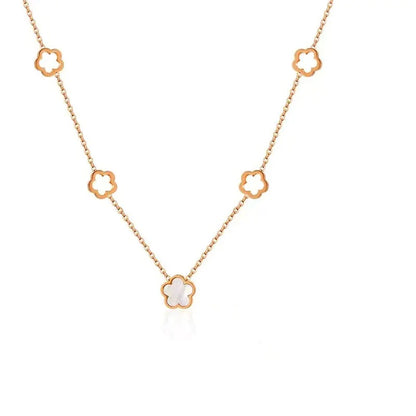Collana fiore e guscio bianco