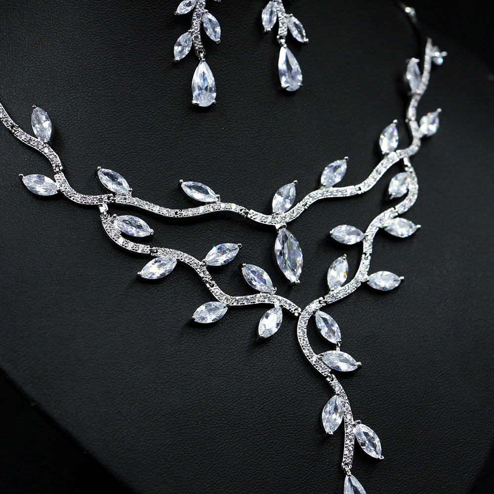 Collana di zirconi