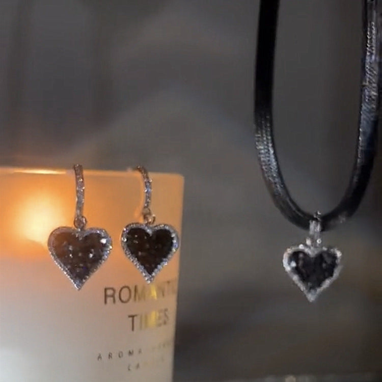 Orecchini cuore con strass incastonati