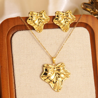 Collana e orecchini floreali