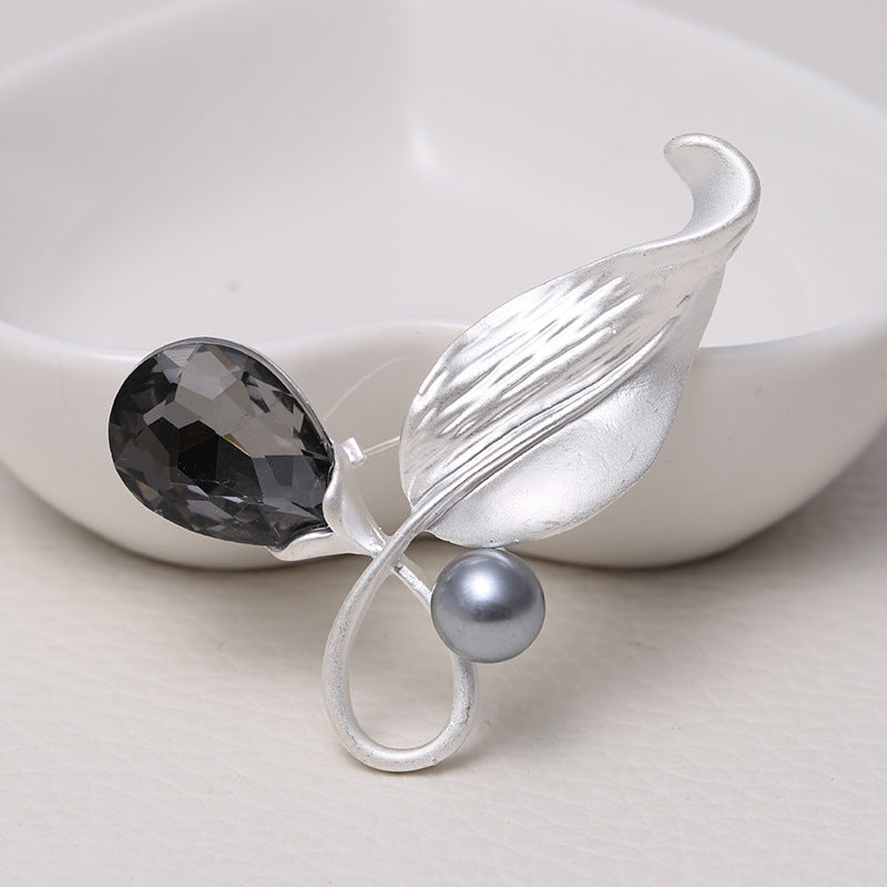 Spilla foglie perla