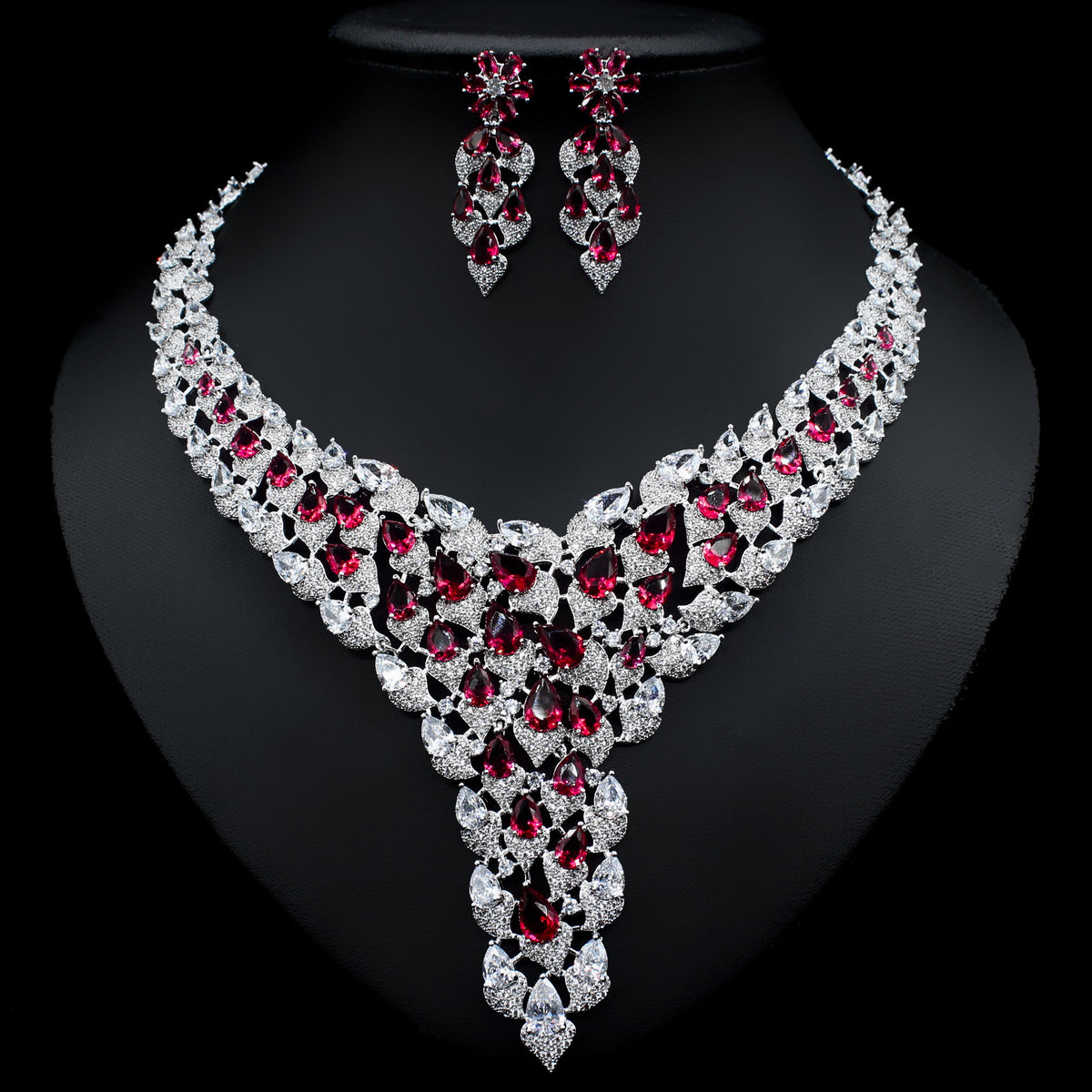 Set collana e orecchini con cristalli