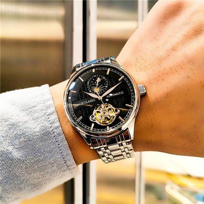 Orologio meccanico scheletrato da uomo luminoso