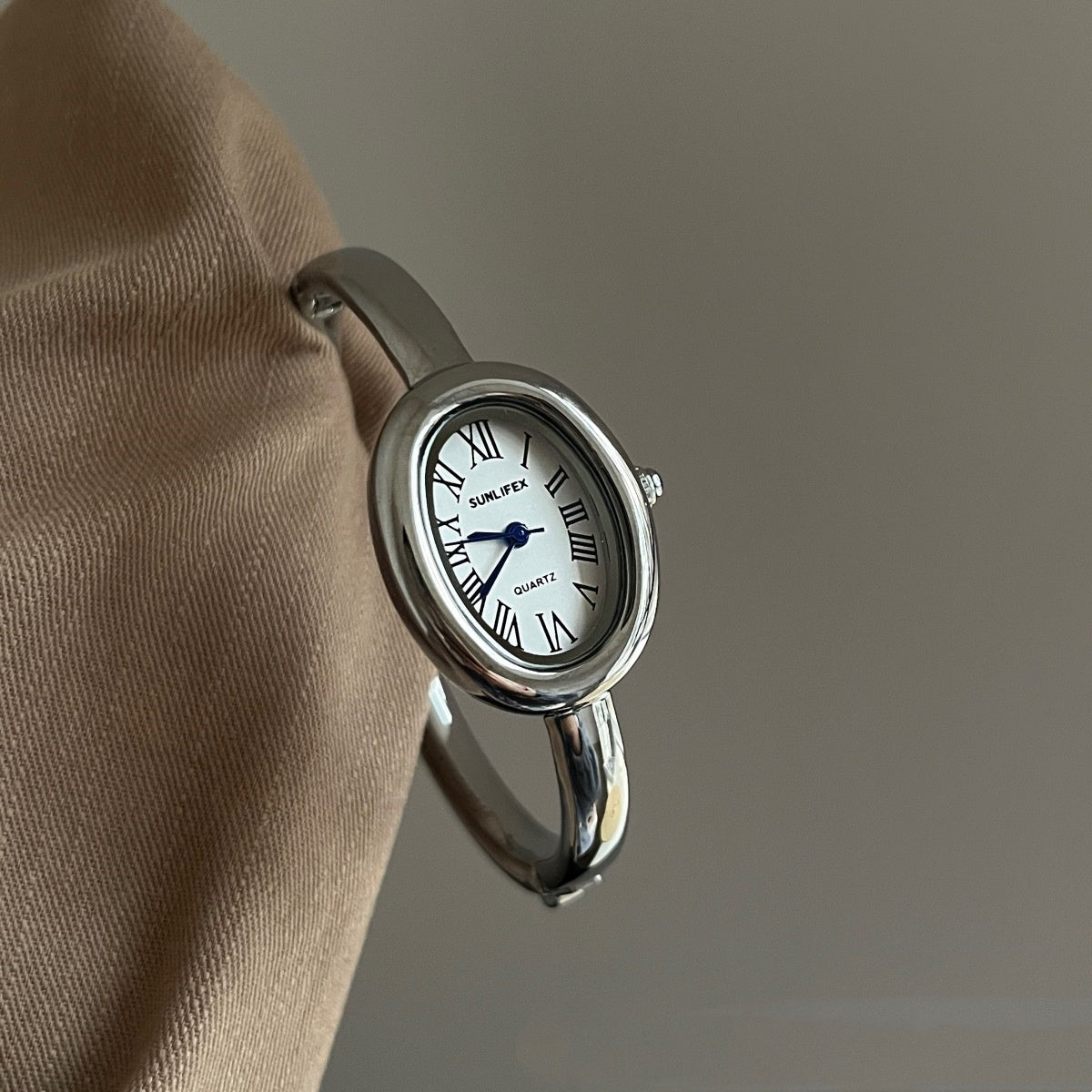 Orologio numeri romani da donna ovale