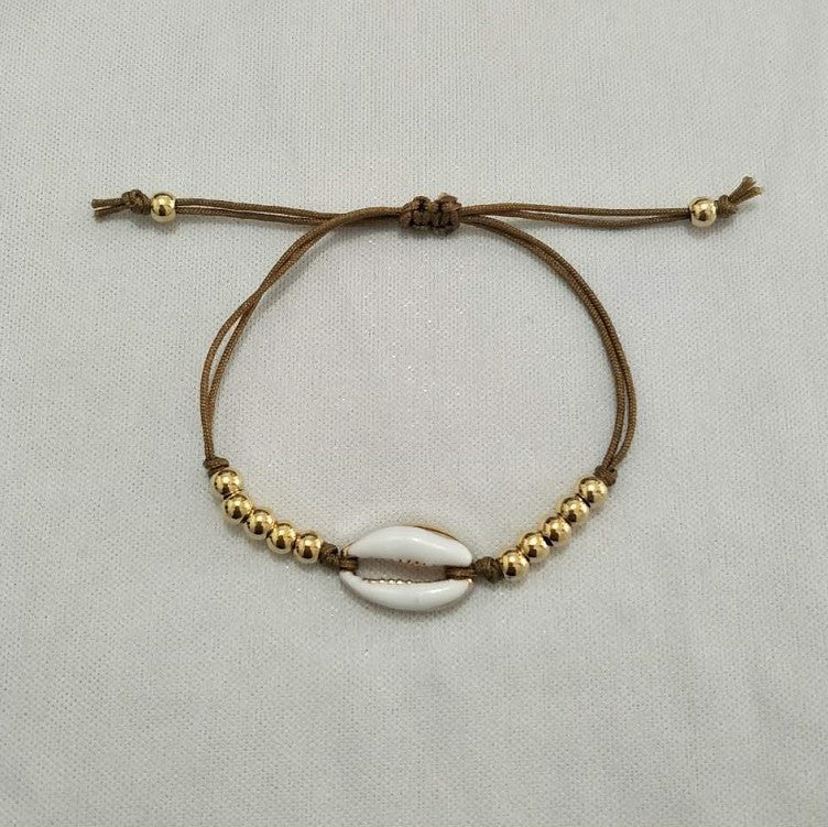 Braccialetto intrecciato con perle e conchiglie