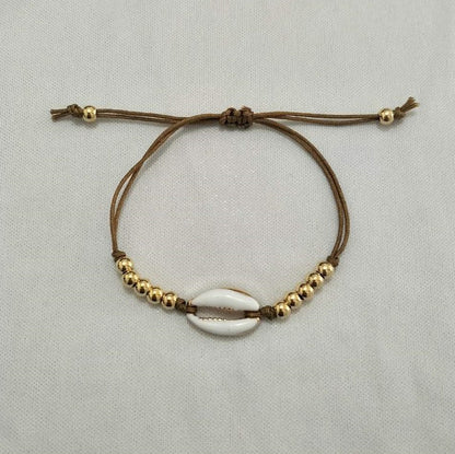 Braccialetto intrecciato con perle e conchiglie