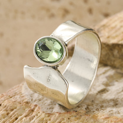 Anello martellato pietra verde