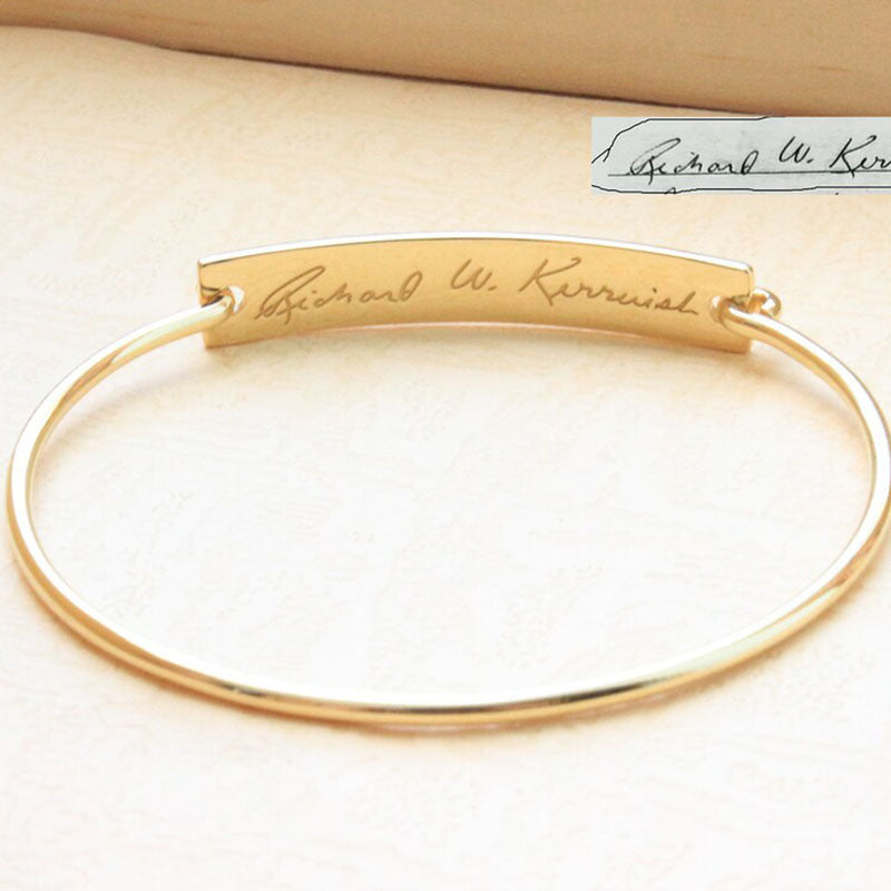 Bracciale con iniziale incisa
