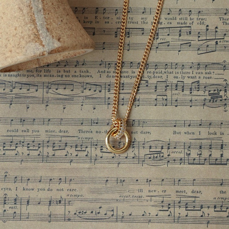 Collana minimalista versatile