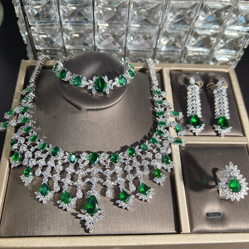 Collana, orecchini, anello e bracciale