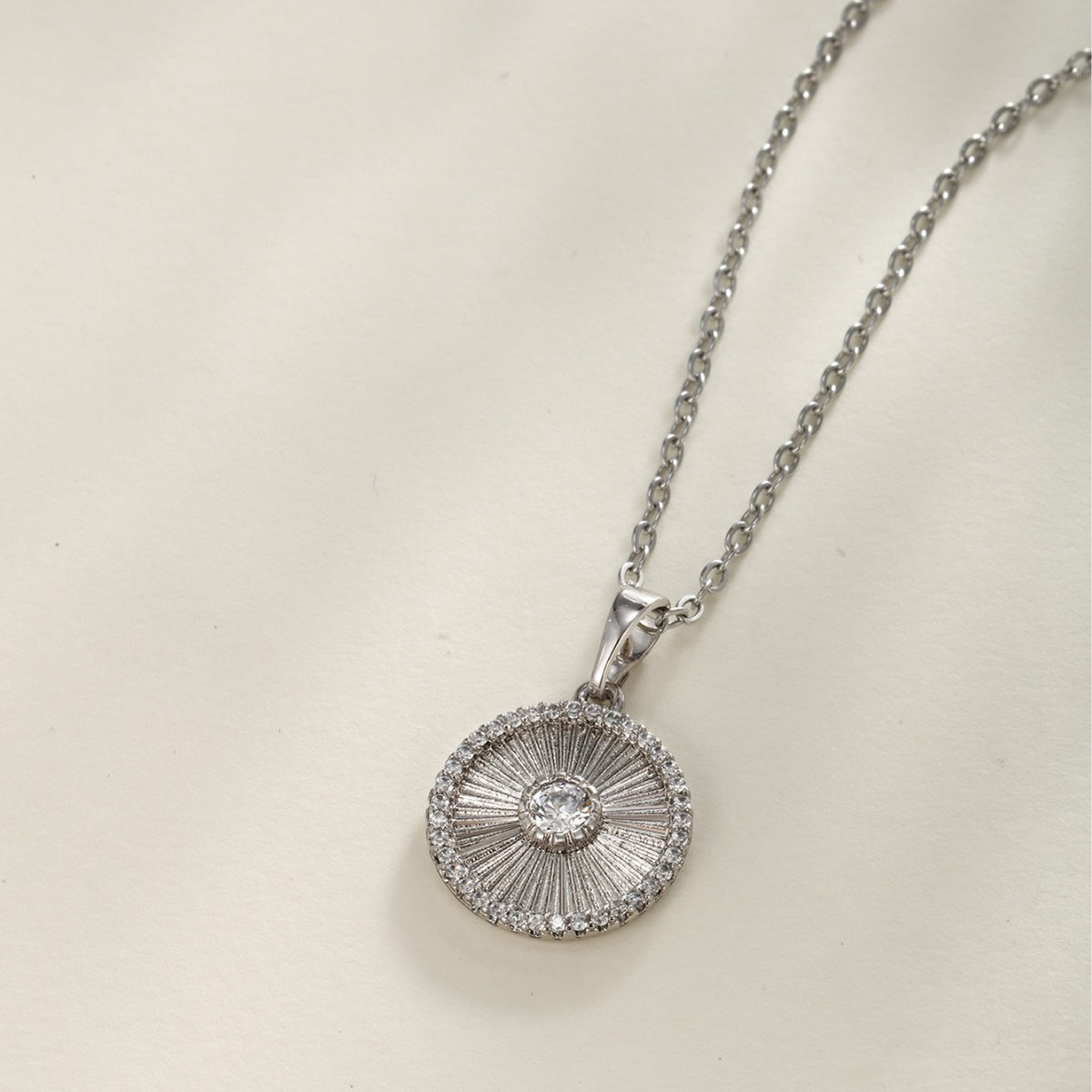 Collana con pendente geometrico in zirconi