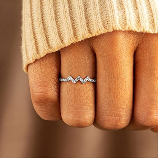 Anello geometrico con diamanti acuti