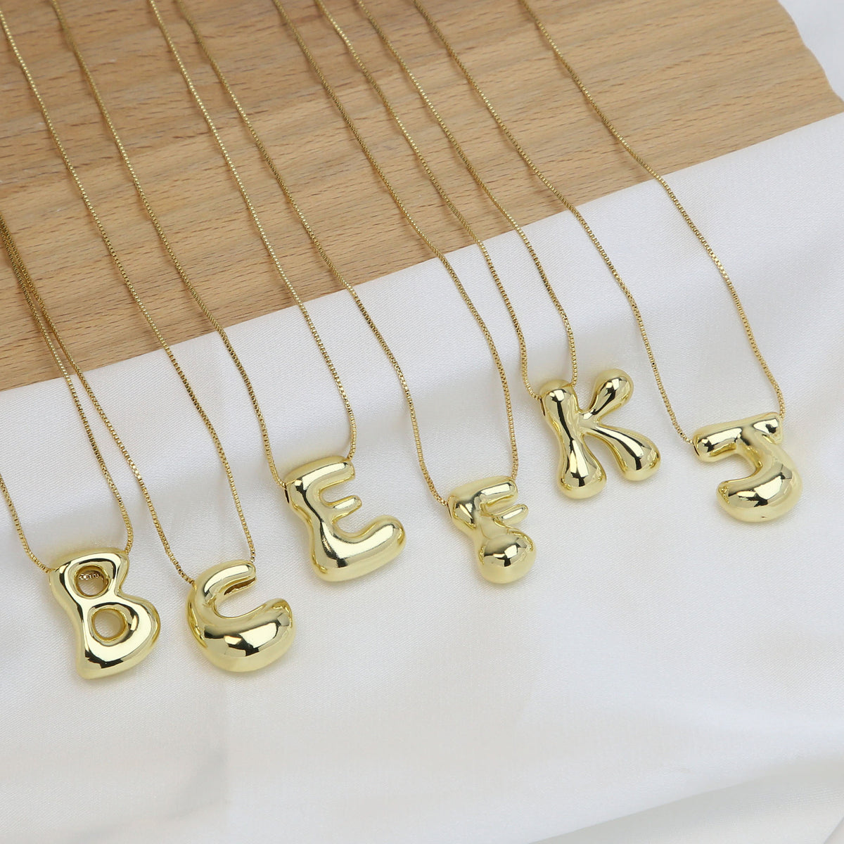 Collana lettera in ottone