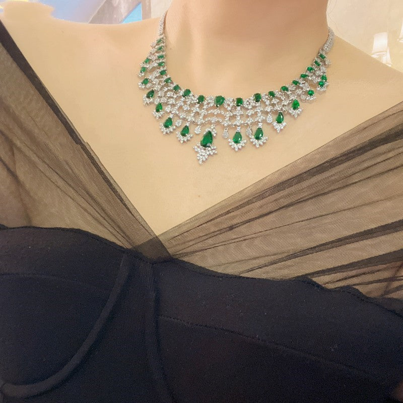 Collana, orecchini, anello e bracciale