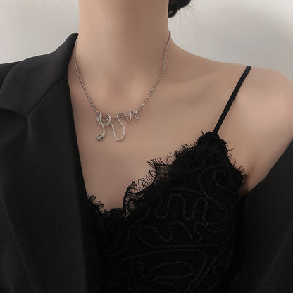 Collana con ciondolo serpente