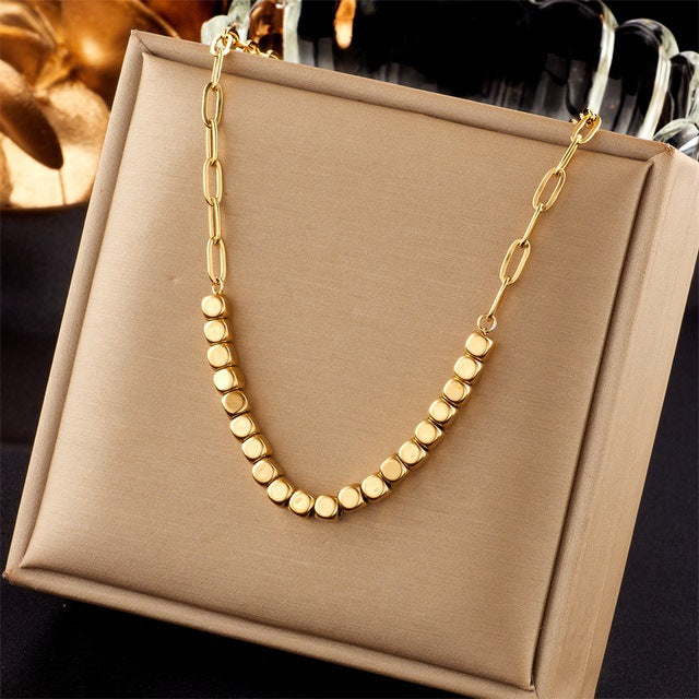 Collana con perline geometriche
