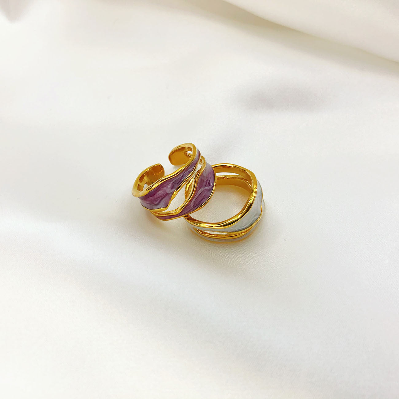 Anello smaltato placcato oro da donna