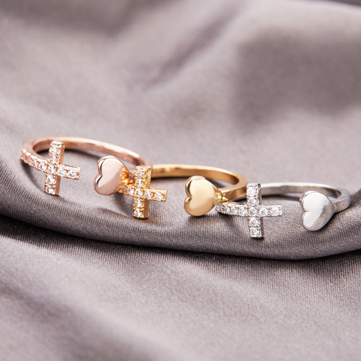 Anello croce diamante