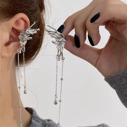 Clip orecchio farfalla con nappina in metallo liquido