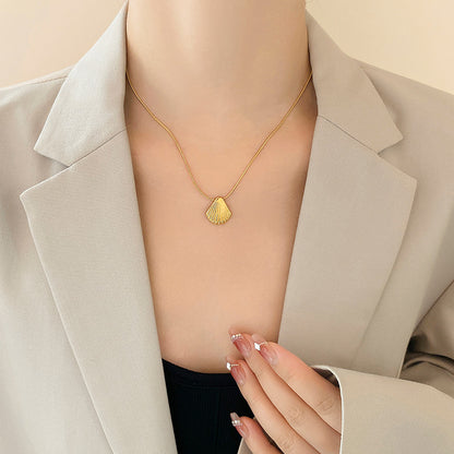 Collana conchiglia dorata di lusso