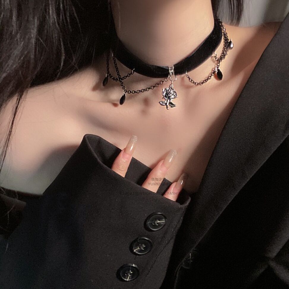 Collana camelia gotica
