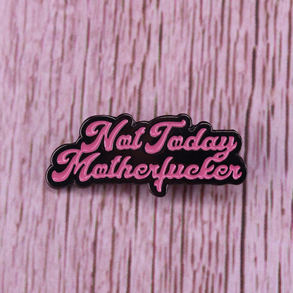 Spilla con slogan