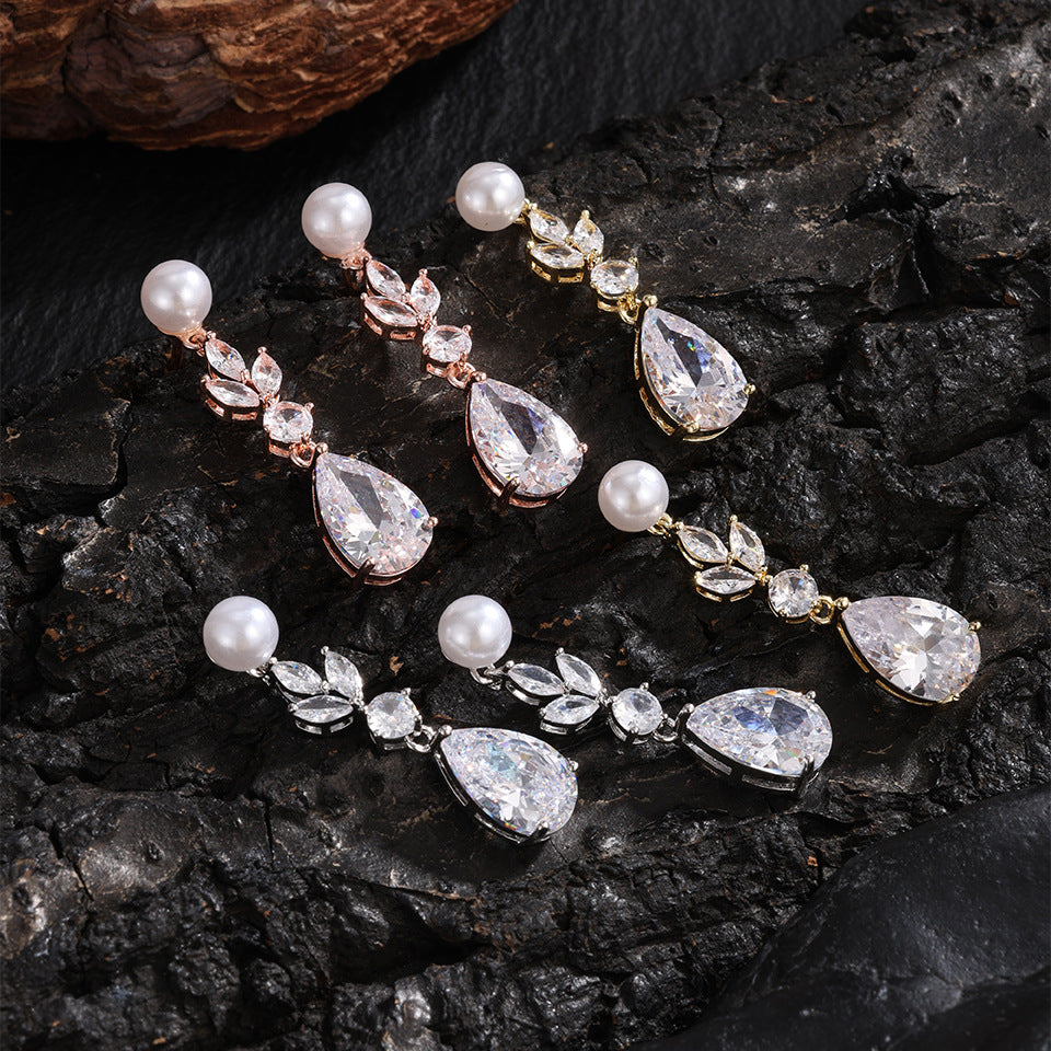 Orecchini goccia con foglie zircone