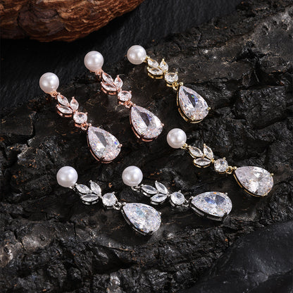 Orecchini goccia con foglie zircone