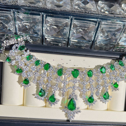 Collana, orecchini, anello e bracciale