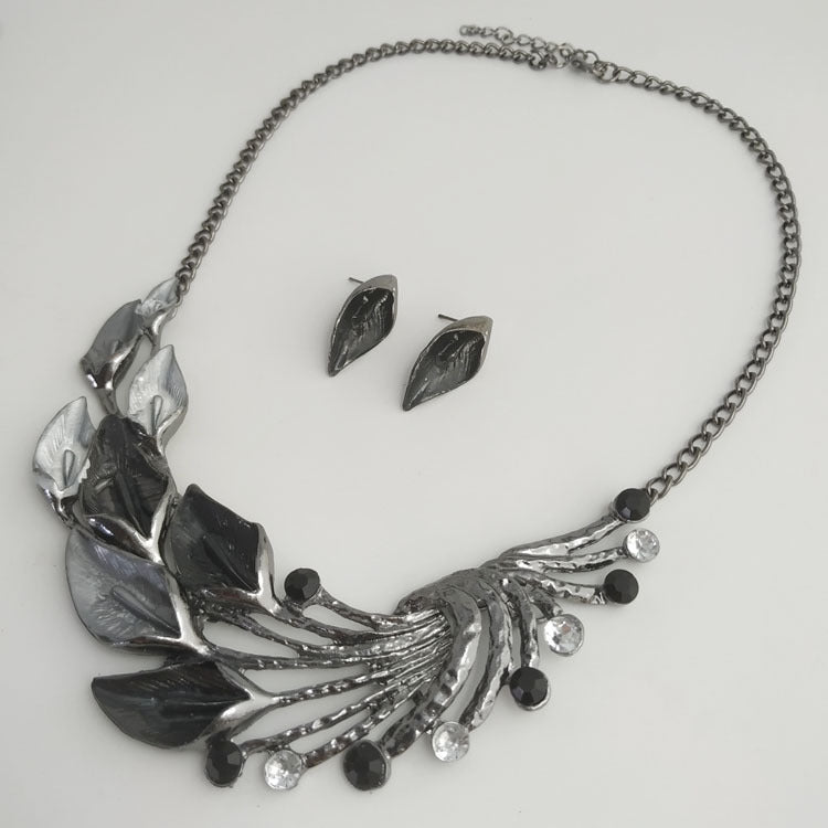Collana e orecchini fiore di alocasia