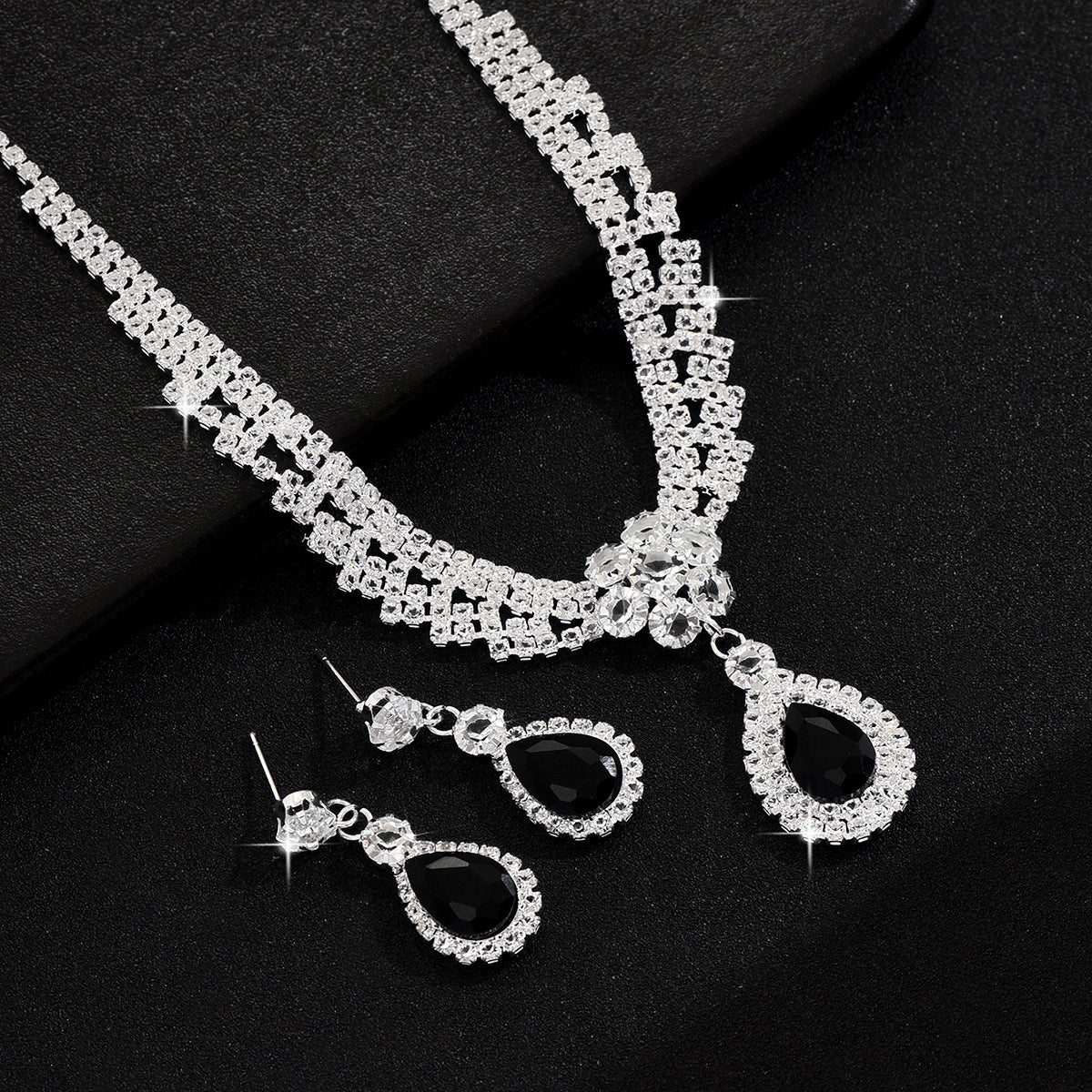 Set collana e orecchini goccia e fiore con cristalli