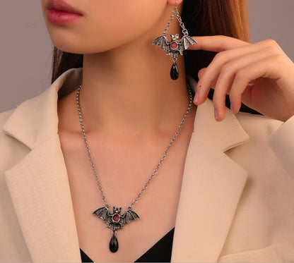 Collana pipistrello nero vistosa