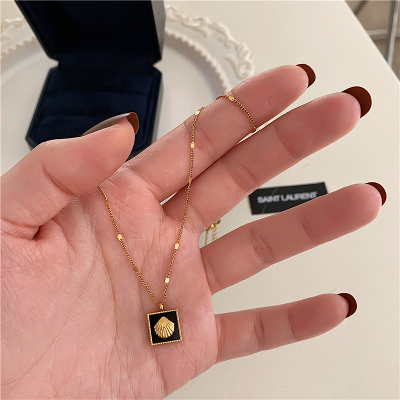 Collana conchiglia dorata di lusso