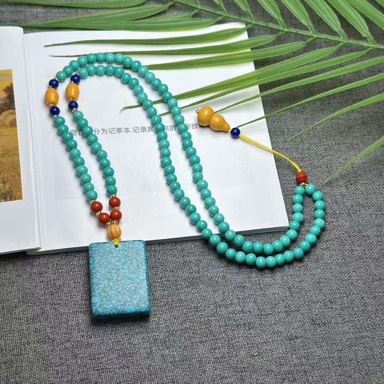Collana turchese con ciondolo portafortuna