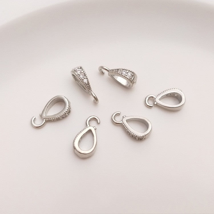 Fibbia ovale dorata con zircone