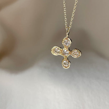Collana con croce floreale in zircone