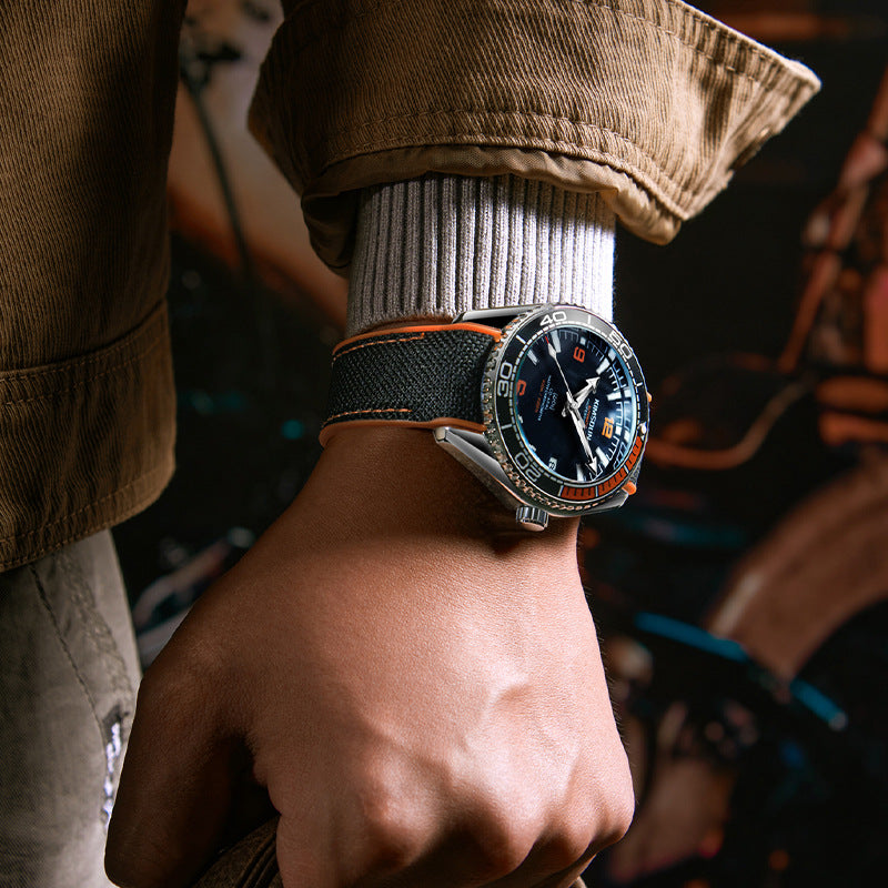 Orologio meccanico a vista luminescente