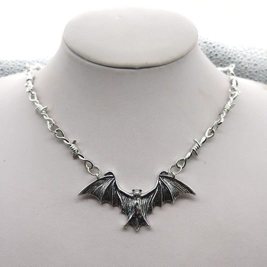 Collana pipistrello oscura