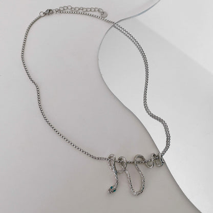 Collana con ciondolo serpente