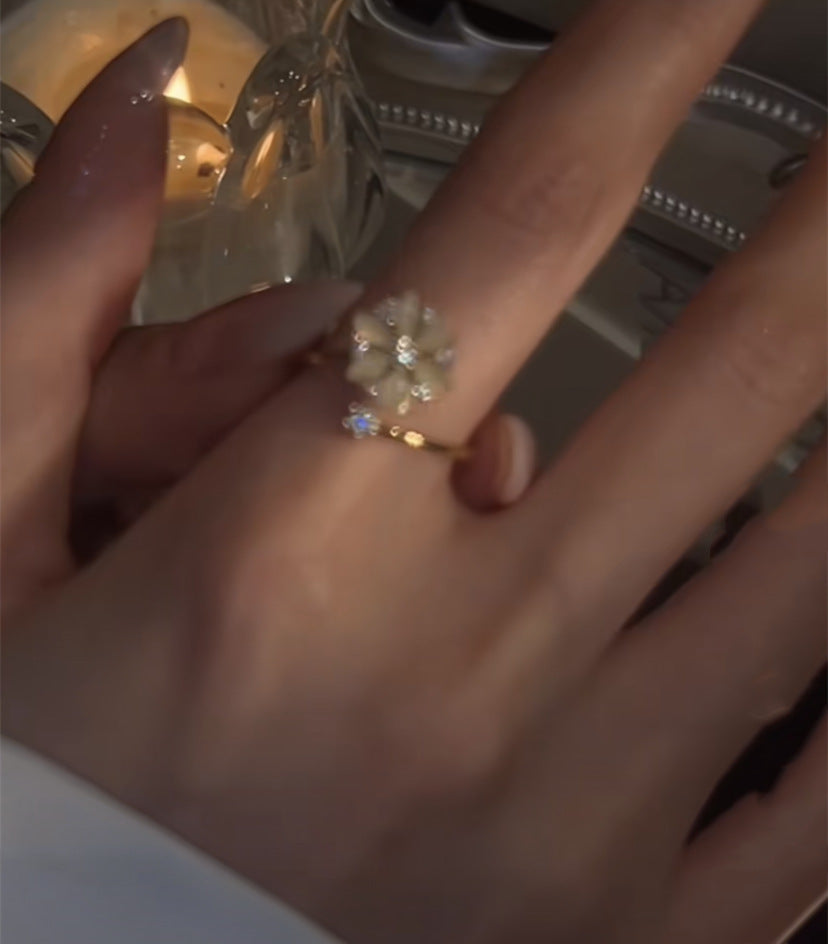 Anello fiore opale rotante