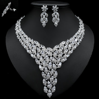 Set collana e orecchini con cristalli