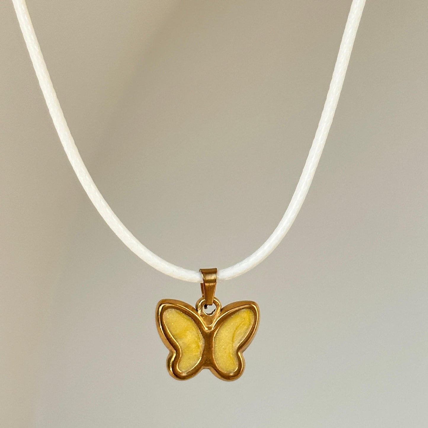 Collana con farfalla smaltata