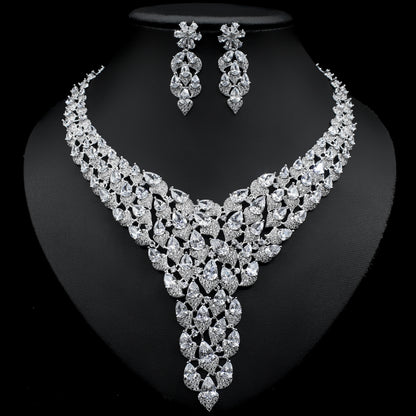 Set collana e orecchini con cristalli